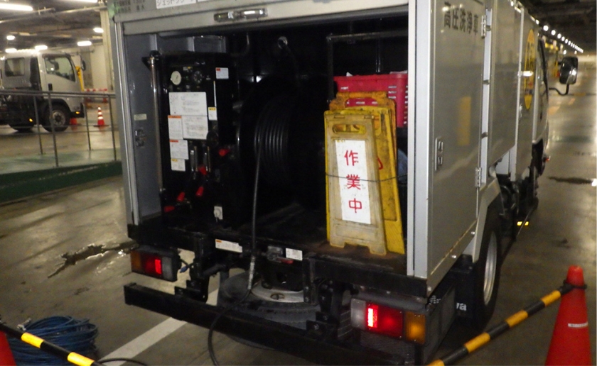 高圧洗浄洗浄車の作業中の裏側