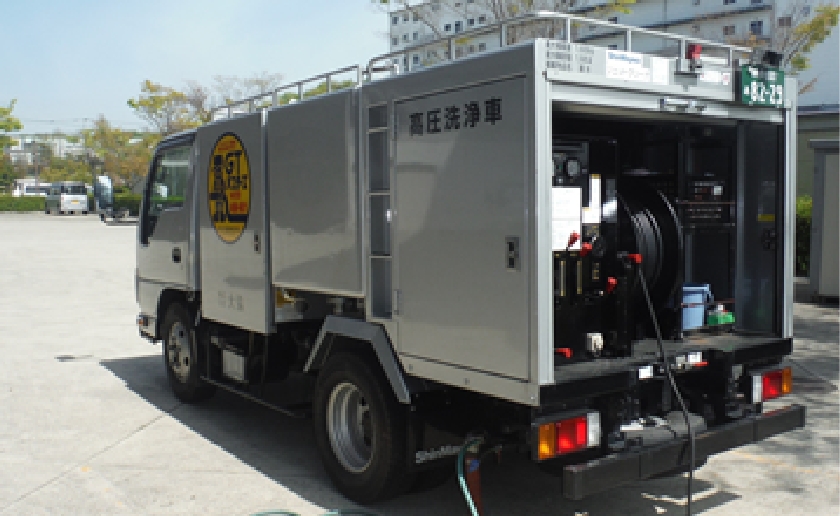 高圧洗浄洗浄車の作業中の裏側