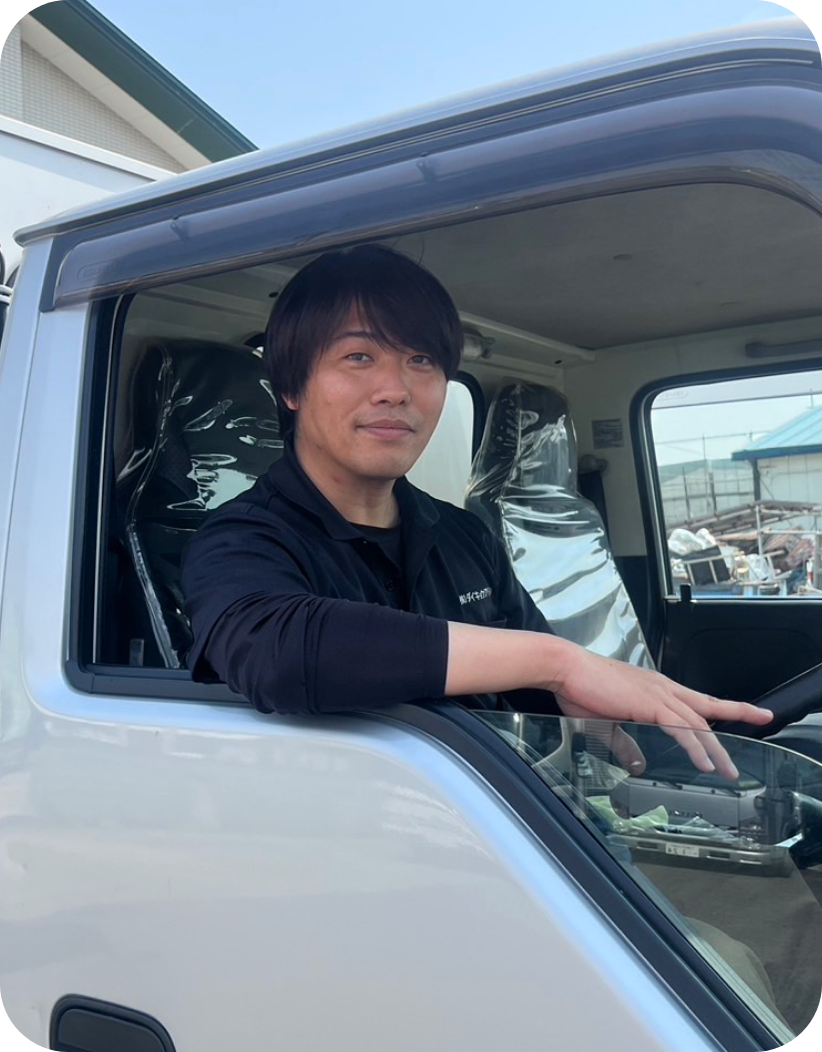 スタッフがトラックを運転している姿