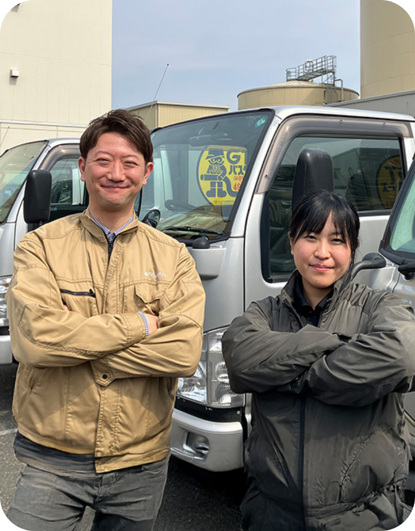 スタッフが楽しそうに腕組している姿