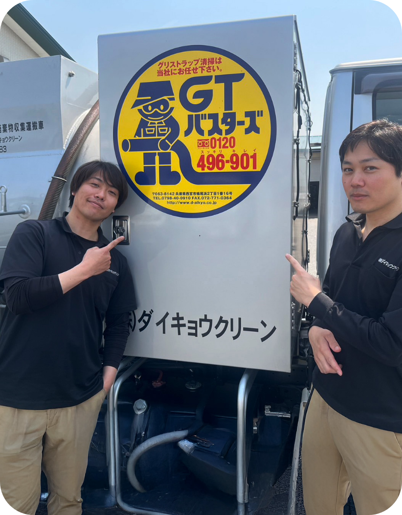 スタッフが企業ロゴを指してす姿