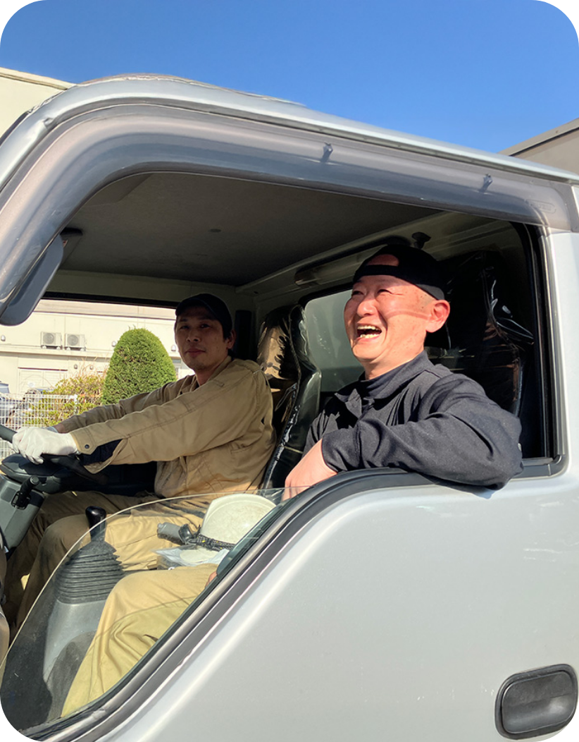 スタッフが運転している姿