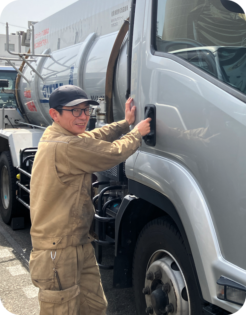 スタッフが車降りて笑っている姿