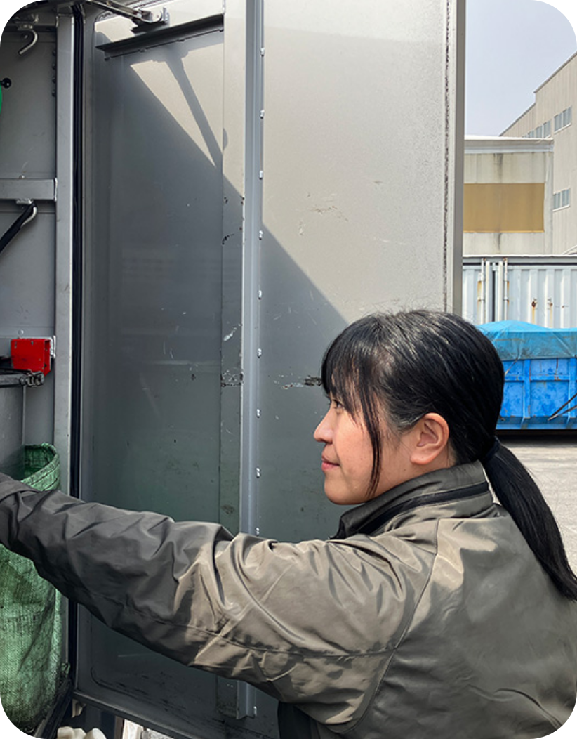 女性スタッフが笑っている姿