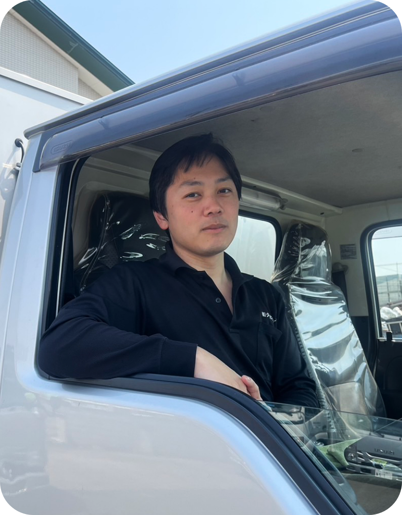 男性スタッフが微笑んでる姿