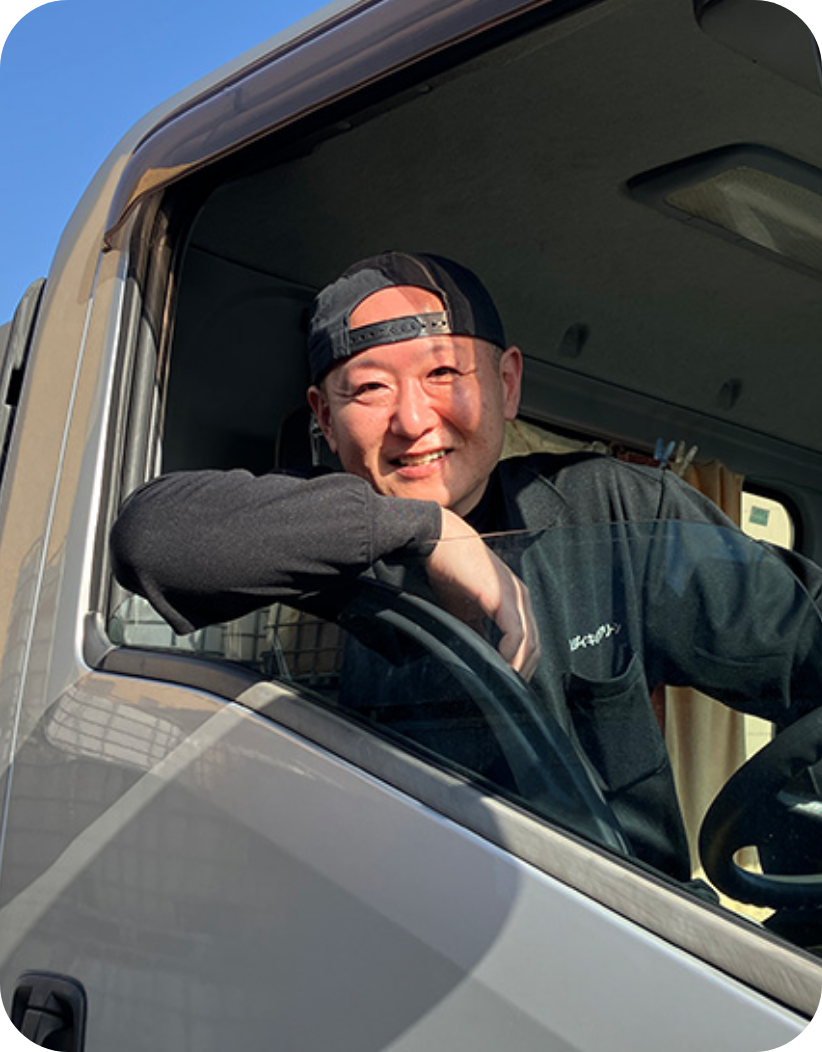 男性スタッフが微笑んでる姿