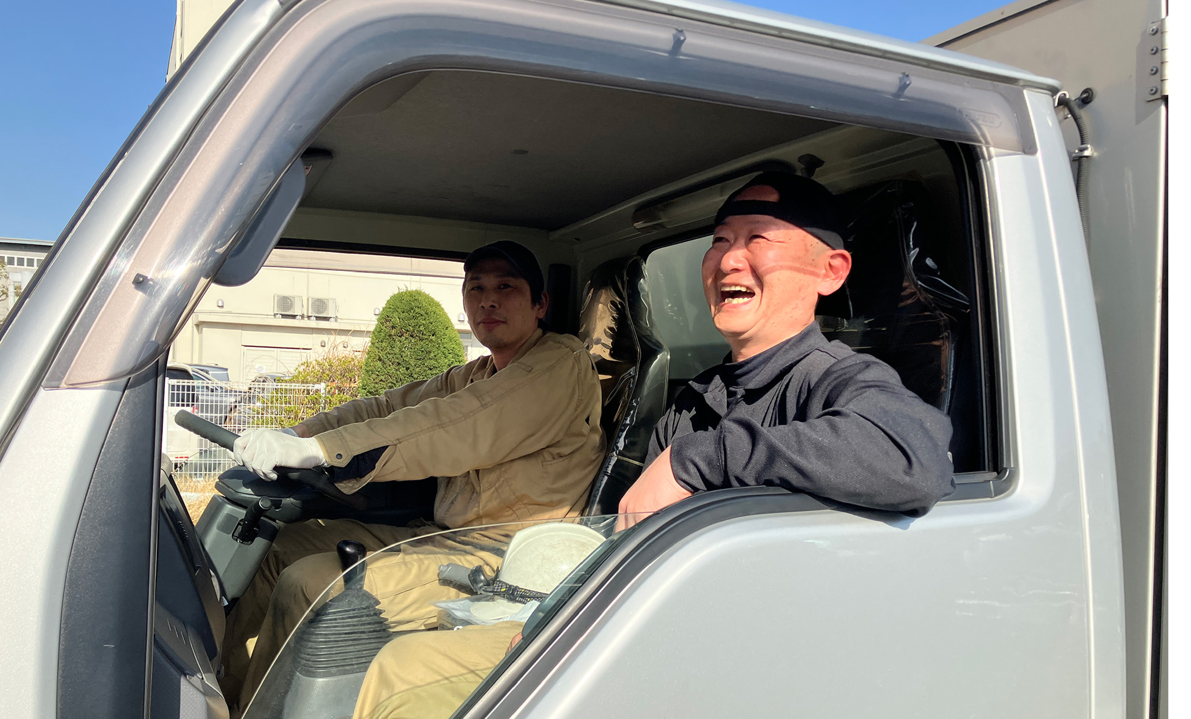 楽しそうに運転しているスタッフ